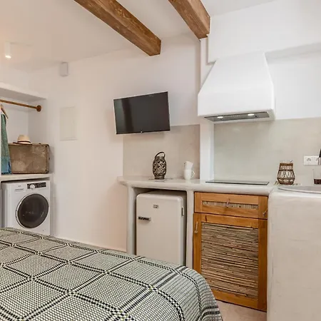 White Luxurious I Glinado Naxos